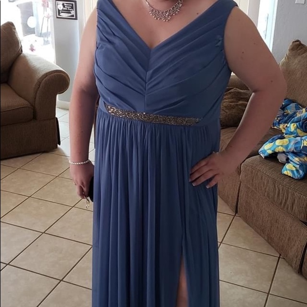 Dresses - Picture 3 of 4